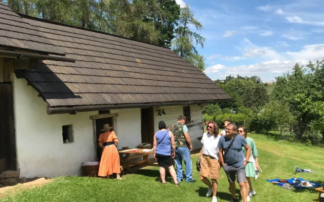 Skanzen u hradu Velhartice poprvé ukázal interiéry domů