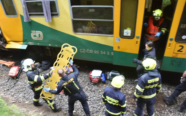 Mezi Perninkem a Novými Hamry se čelně srazily osobní vlaky, na místě dva mrtví a 20 zraněných