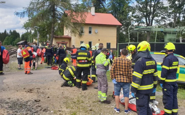 Mezi Perninkem a Novými Hamry se čelně srazily osobní vlaky, na místě dva mrtví a 20 zraněných