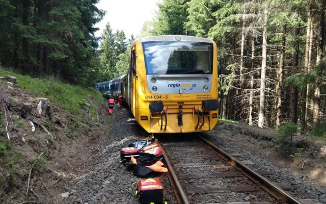 Mezi Perninkem a Novými Hamry se čelně srazily osobní vlaky, na místě dva mrtví a 20 zraněných