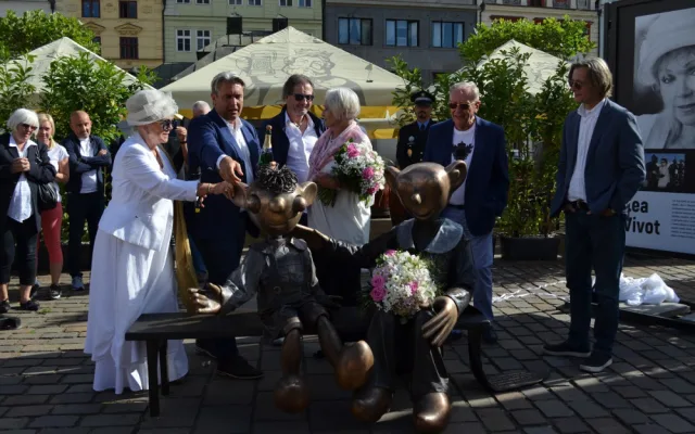 Vznik lavičky se sochami byla aktivita Nadačního fondu Plzeň sobě