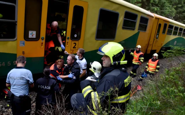FOTO: Na trať se po tragické srážce vlaků opět vrátil provoz