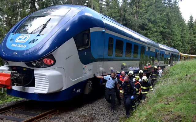 FOTO: Na trať se po tragické srážce vlaků opět vrátil provoz