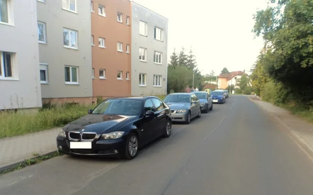 Neznámý vandal poškrábal lak 21 automobilů stojících v řadě v jedné ulici