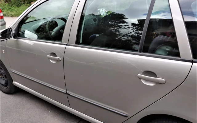 Neznámý vandal poškrábal lak 21 automobilů stojících v řadě v jedné ulici