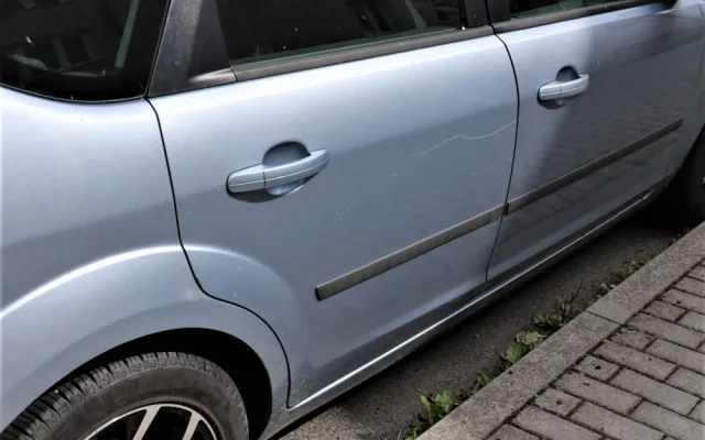 Neznámý vandal poškrábal lak 21 automobilů stojících v řadě v jedné ulici
