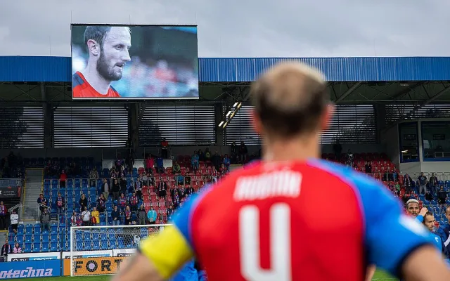 Rozloučení s legendou, kapitán Viktorie Roman Hubník zažil velké ovace