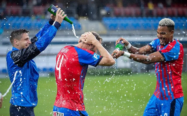 Rozloučení s legendou, kapitán Viktorie Roman Hubník zažil velké ovace