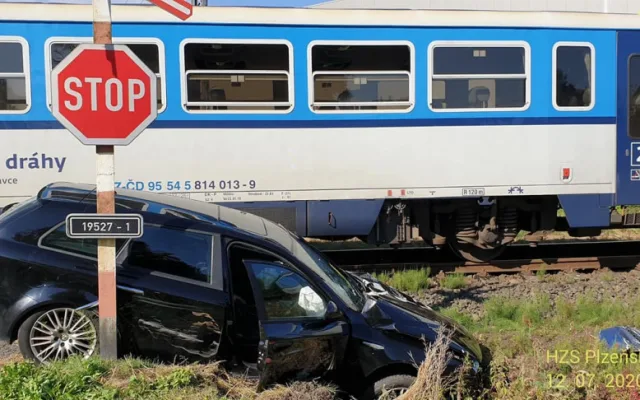 Motorista vjel s autem na nechráněném přejezdu přímo před vlak, střetu nešlo zabránit