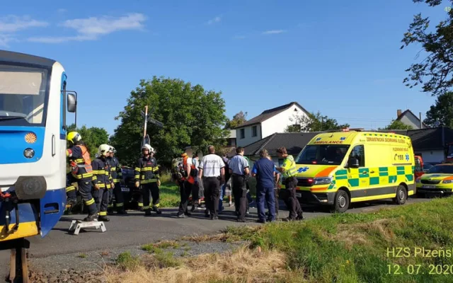 Motorista vjel s autem na nechráněném přejezdu přímo před vlak, střetu nešlo zabránit