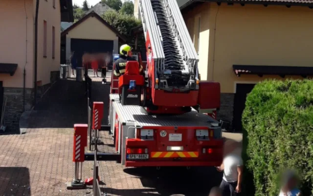 Při požáru rodinného domu byl vážně popálen starší muž
