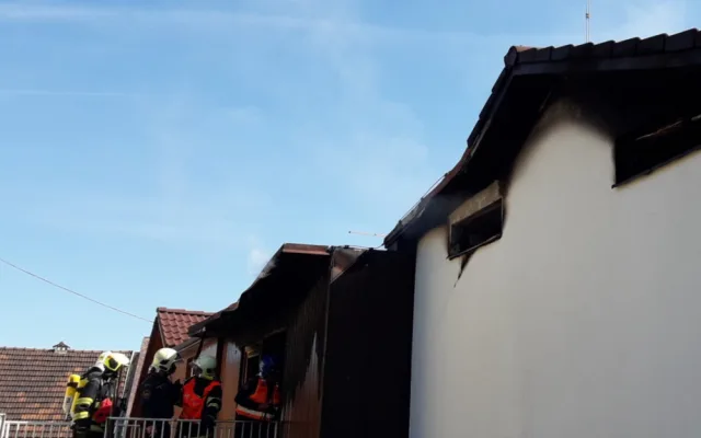 Při požáru rodinného domu byl vážně popálen starší muž