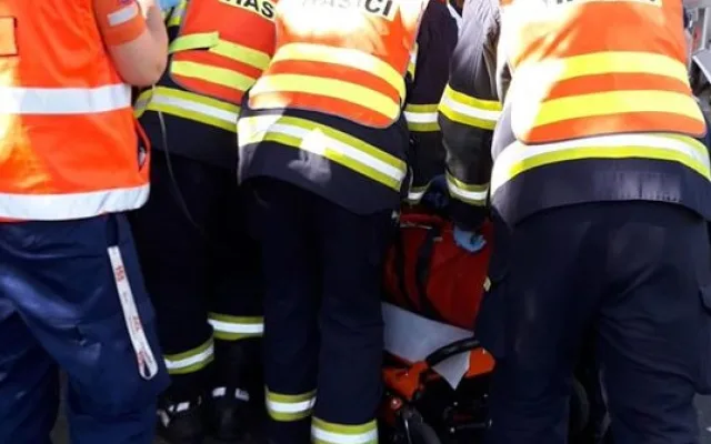 Auto narazilo u Letkova do stromu a převrátilo se na střechu, mladá žena se těžce zranila