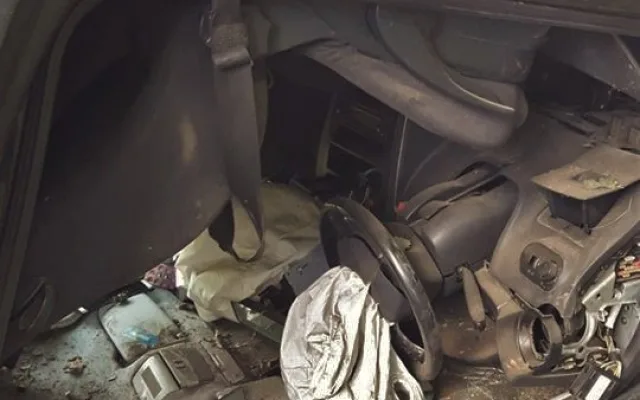 Auto narazilo u Letkova do stromu a převrátilo se na střechu, mladá žena se těžce zranila