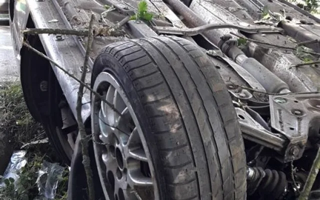 Auto narazilo u Letkova do stromu a převrátilo se na střechu, mladá žena se těžce zranila