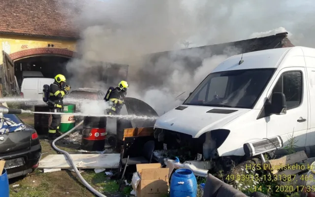 Hasiči bojovali s požárem automobilů zaparkovaných na dvoře venkovské usedlosti