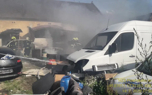 Hasiči bojovali s požárem automobilů zaparkovaných na dvoře venkovské usedlosti