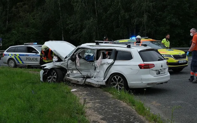 Nechvalně proslulá křižovatka u obce Seč má další oběť, srazily se tam dva osobáky