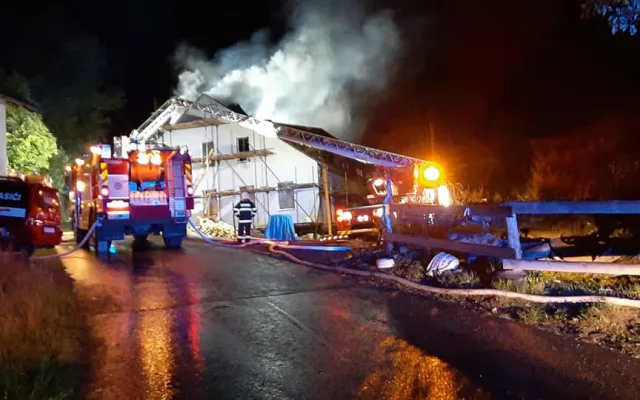 Noční požár zničil rozestavěnou luxusní rezidenci na šumavském Brčálníku