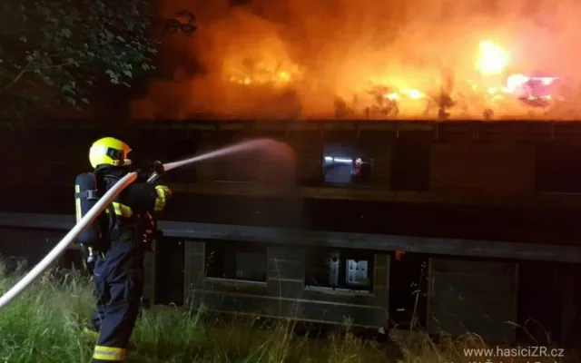 Noční požár zničil rozestavěnou luxusní rezidenci na šumavském Brčálníku