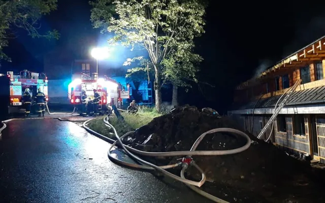 Noční požár zničil rozestavěnou luxusní rezidenci na šumavském Brčálníku