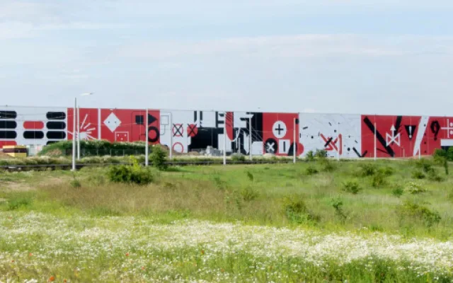 Halu v průmyslové zóně zdobí obří grafika, takzvaný mural art