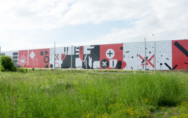 Halu v průmyslové zóně zdobí obří grafika, takzvaný mural art