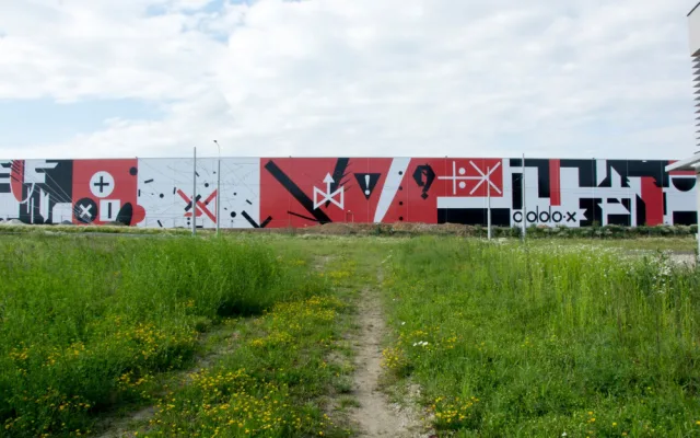 Halu v průmyslové zóně zdobí obří grafika, takzvaný mural art
