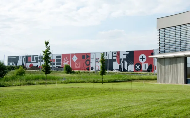 Halu v průmyslové zóně zdobí obří grafika, takzvaný mural art