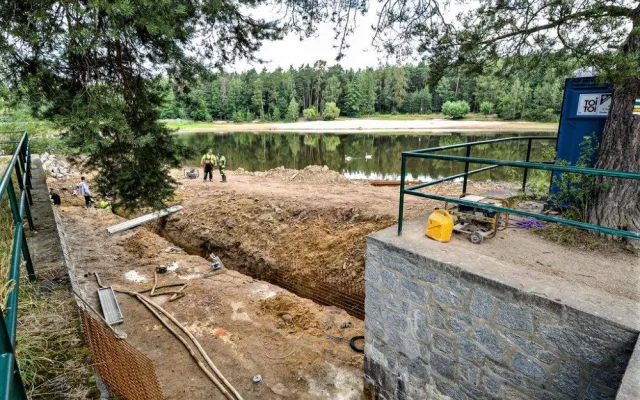 Šídlovák má hladinu nižší o 1,5 metru, důvodem jsou opravy bezpečnostního přelivu