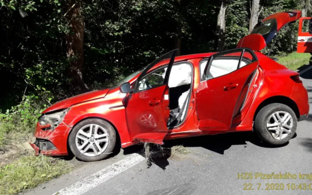 Nehoda tří aut si vyžádala čtyři zraněné