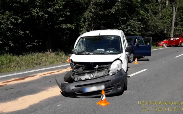 Nehoda tří aut si vyžádala čtyři zraněné