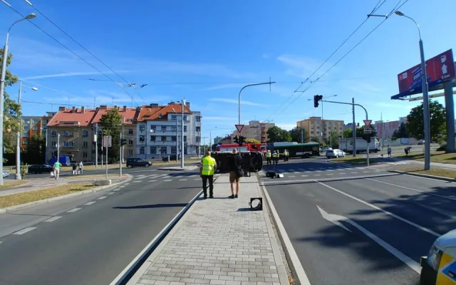 Křižovatku Rokycanská – Masarykova - Dlouhá blokuje nehoda dvou dodávek
