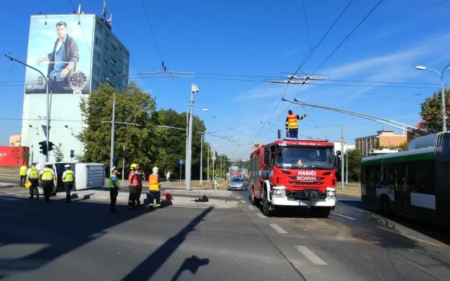 Křižovatku Rokycanská – Masarykova - Dlouhá blokuje nehoda dvou dodávek