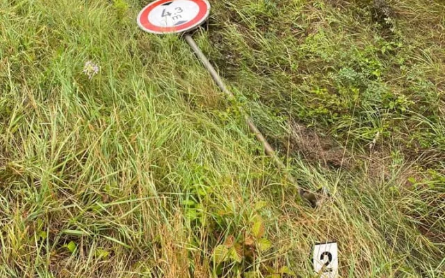 Auto zdemolovalo cestou do příkopu i dopravní značku