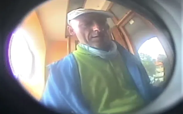Neznáte ho? Tento muž se pokusil z kradené karty vybrat peníze z bankomatu v Mýtě