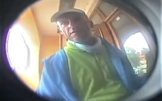 Neznáte ho? Tento muž se pokusil z kradené karty vybrat peníze z bankomatu v Mýtě