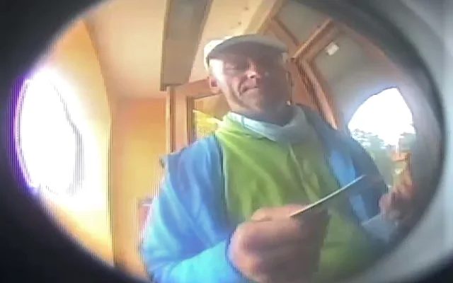 Neznáte ho? Tento muž se pokusil z kradené karty vybrat peníze z bankomatu v Mýtě