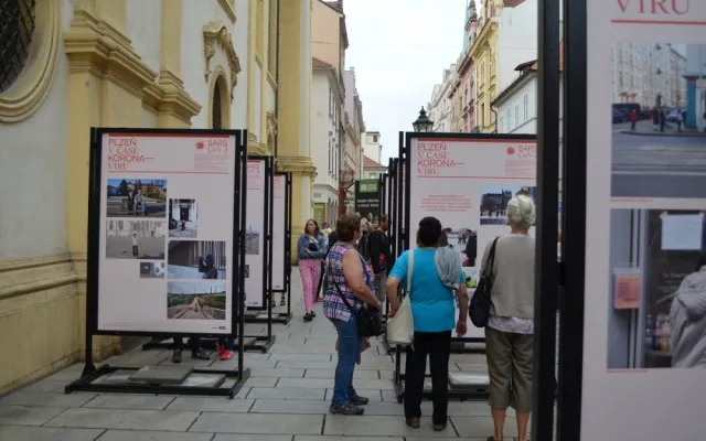 Unikátní fotografie zachytily, jak se žilo v Plzni v době koronavirové