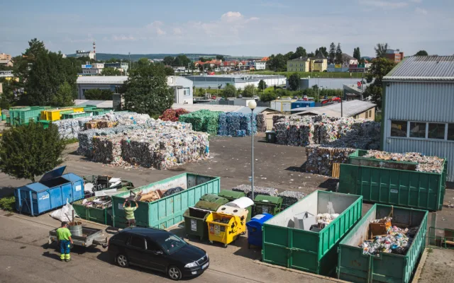 FOTO: S barevným kontejnerem to teprve začíná. Jak vypadá cesta tříděného odpadu?