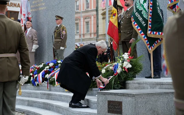Mike Pompeo v Plzni položí květiny u památníku Díky, Ameriko! a pronese projev