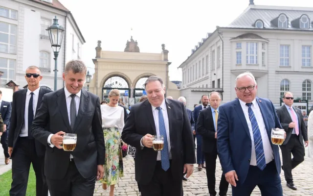 Americký ministr návštěvu Plzně zakončil v pivovaru