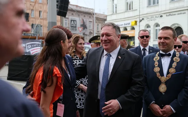 Rozesmátý americký ministr zahraničí Mike Pompeo se u pomníku Díky, Ameriko! zdravil vřele s Plzeňany