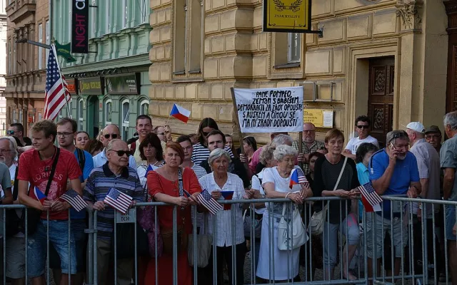 Rozesmátý americký ministr zahraničí Mike Pompeo se u pomníku Díky, Ameriko! zdravil vřele s Plzeňany