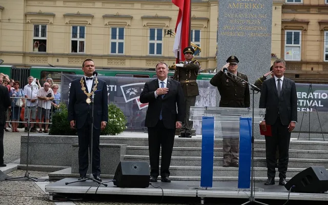 Rozesmátý americký ministr zahraničí Mike Pompeo se u pomníku Díky, Ameriko! zdravil vřele s Plzeňany