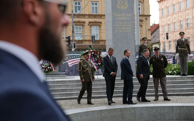 Rozesmátý americký ministr zahraničí Mike Pompeo se u pomníku Díky, Ameriko! zdravil vřele s Plzeňany