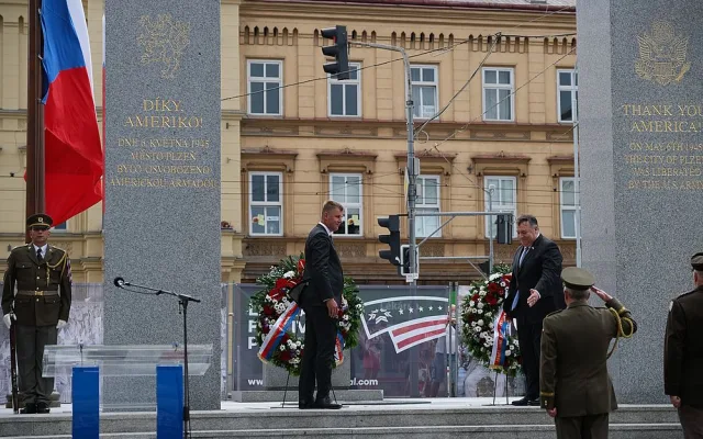 Rozesmátý americký ministr zahraničí Mike Pompeo se u pomníku Díky, Ameriko! zdravil vřele s Plzeňany