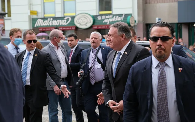 Jak jsme si pracovně užili návštěvu ministra zahraničí USA u pomníku Díky, Ameriko!