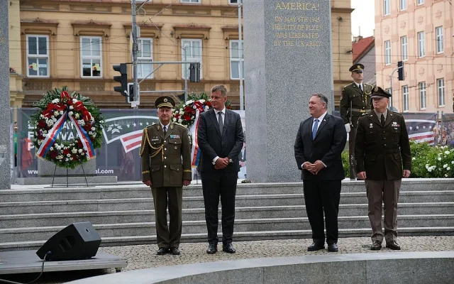 Jak jsme si pracovně užili návštěvu ministra zahraničí USA u pomníku Díky, Ameriko!