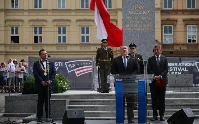 Jak jsme si pracovně užili návštěvu ministra zahraničí USA u pomníku Díky, Ameriko!